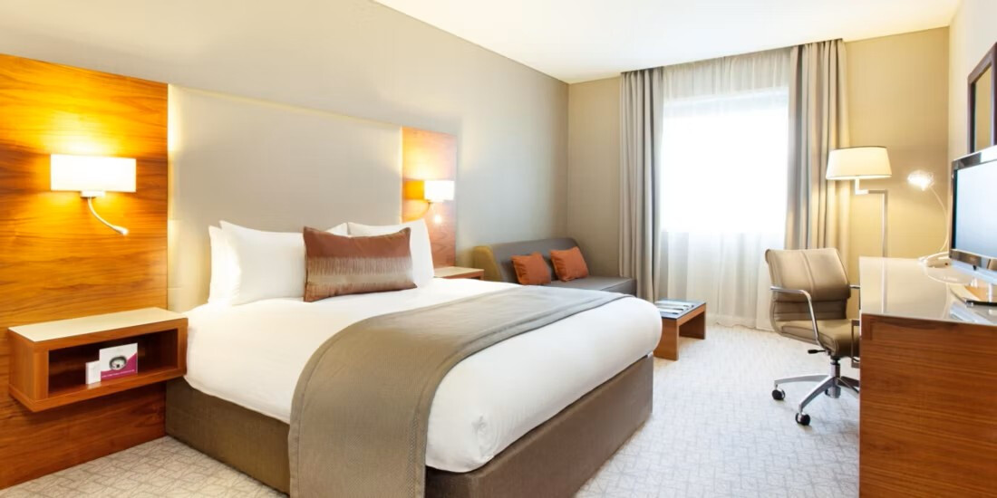 crowne plaza london room